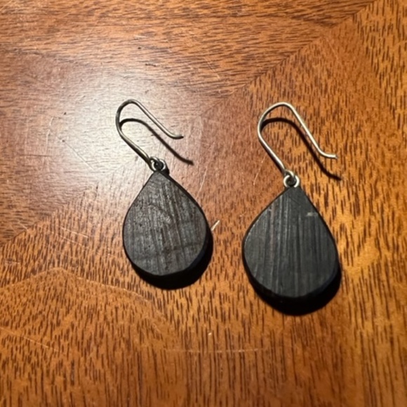 Wood and metal earrings from Africa - Picture 2 of 3